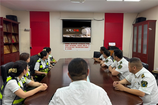 觀看禁毒宣傳片.jpg